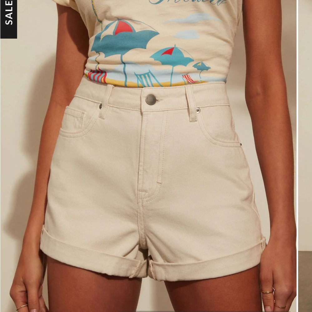 Mid rise cuffed shorts